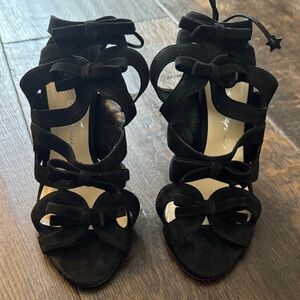 Isa Tapia - Chic Black Women's Heels with Bow Details